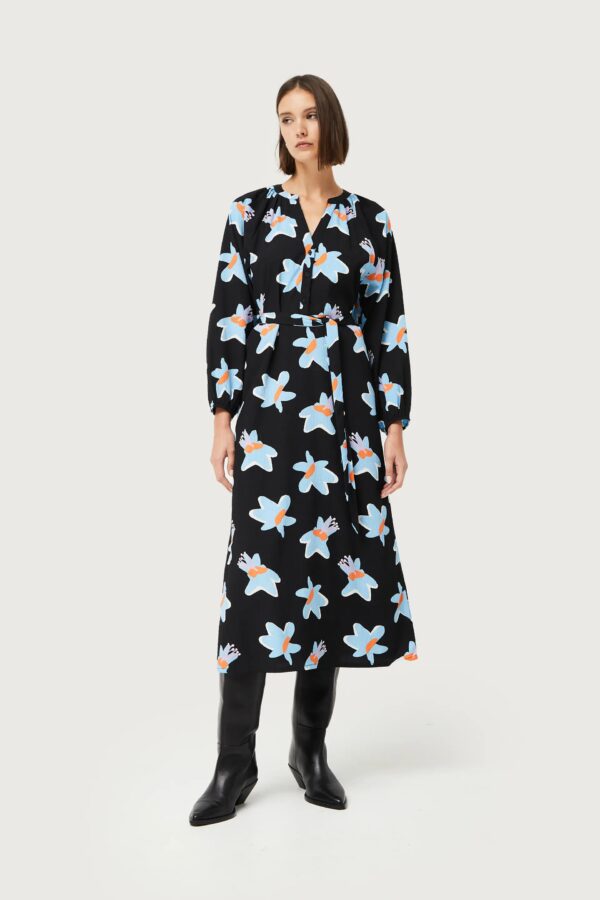 Vestido largo con estampado floral y nudo en la cintura. Encuéntralo junto a otras marcas en nuestra tienda multimarcas en Badajoz, en el Casco Antiguo.