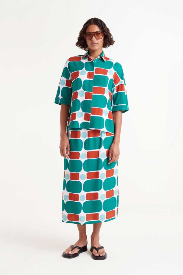Falda midi con estampado pepper mint. Encuéntrala junto a otras marcas en nuestra tienda multimarcas en Badajoz, en el Casco Antiguo.