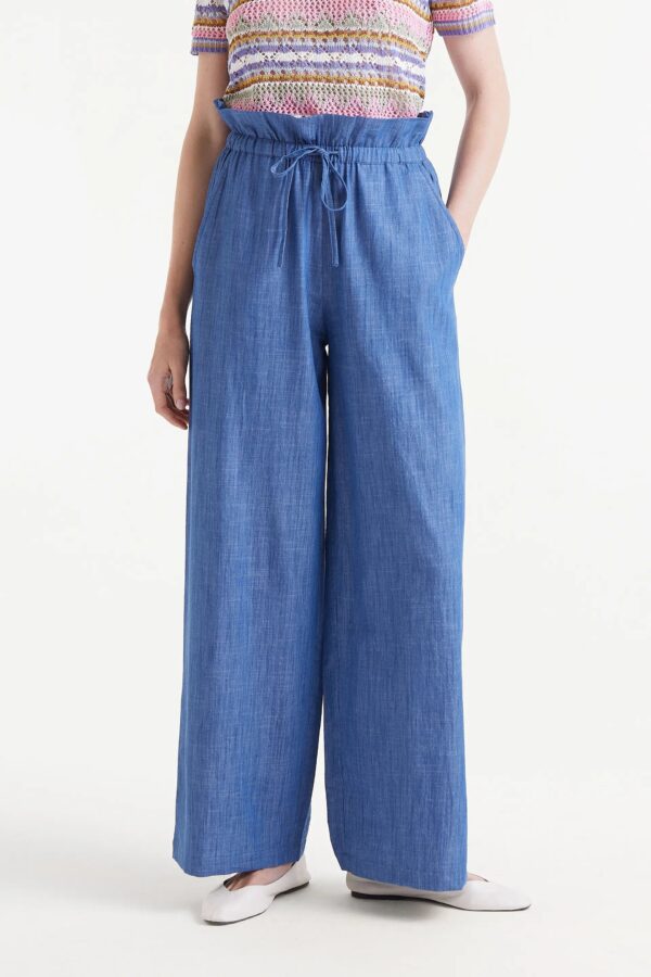 Pantalón vaquero con cordón en la cintura.encuentra esta marca junto a otras en nuestra tienda multimarcas en Badajoz, en el Casco antiguo.