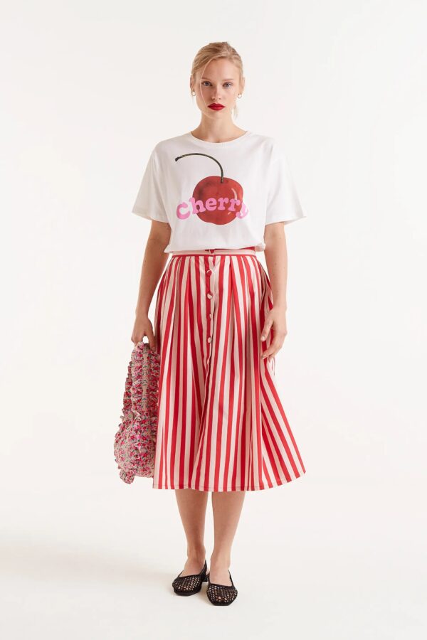 Falda larga con rayas rojas verticales. Disponible en nuestra tienda física multitareas en Badajoz, en el Casco Antiguo.