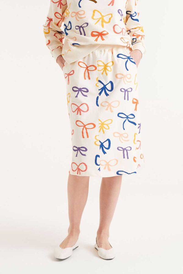 Falda midi de algodón con estampado de lazos de colores. Disponible en nuestra tienda multimarcas en Badajoz, en el Casco Antiguo.