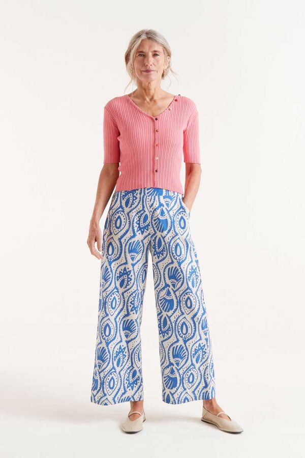 Pantalón largo con estampado azul. Disponible junto a otras marcas en nuestra tienda multimarcas en Badajoz, en el Casco antiguo.