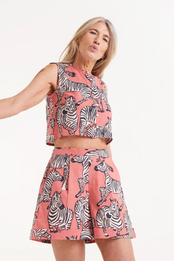 Short rosa con estampado de cebras. Encuéntralo en nuestra tienda física multi marcas en Badajoz, en el Casco Antiguo.