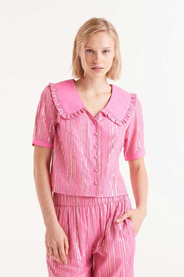 Camisa rosa corta con rayas doradas verticales. Disponible junto a otras marcas en nuestra tienda física multimarcas en Badajoz, en el Casco Antiguo.