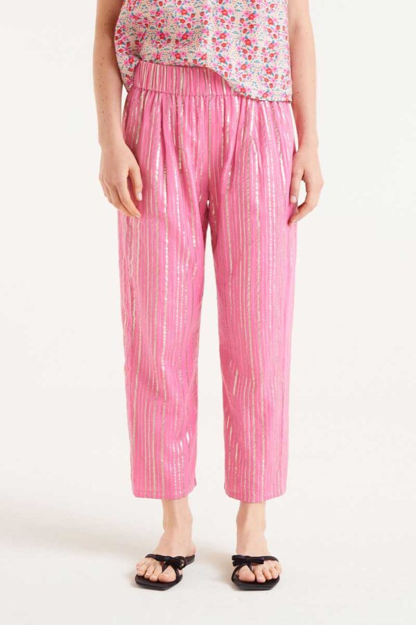 Pantalón largo rosa con rayas verticales. Disponible en nuestra tienda física junto a otras marcas en Badajoz, en el Casco Antiguo.