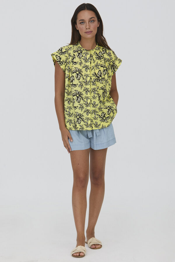 Camisa verde estampada. Disponible junto otras marcas en nuestra tienda multimarcas en Badajoz, en el Casco Antiguo.