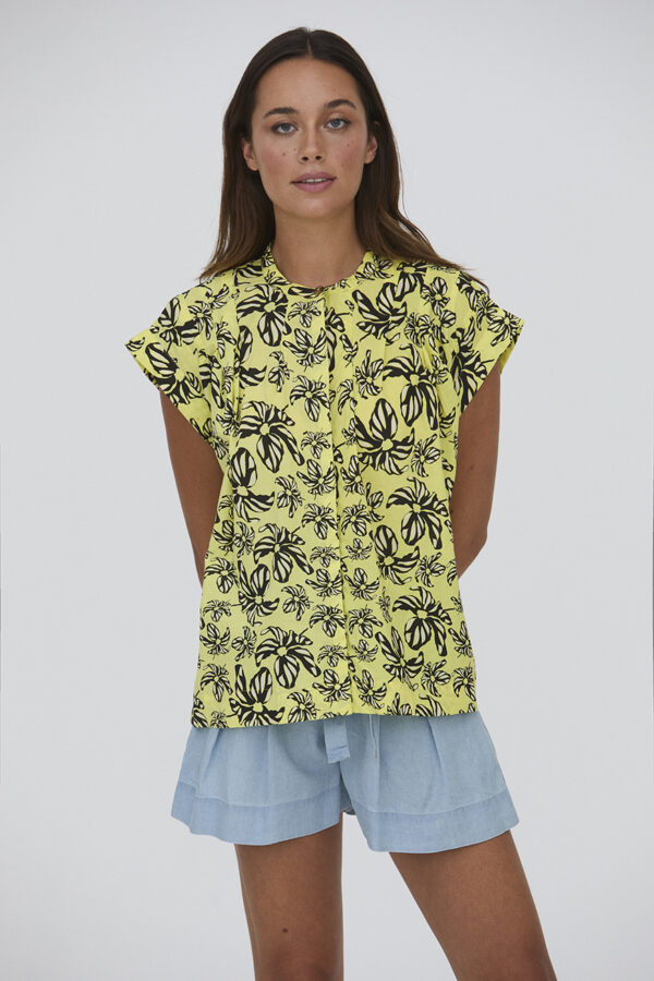 Camisa verde estampada. Disponible junto a otras marcas en nuestra tienda multimarcas en Badajoz, en el Casco Antiguo.