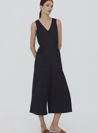 Mono con cuello en V anudado en la cintura. Disponible junto a otras marcas en nuestra tienda multimarcas en Badajoz, en el Casco Antiguo.