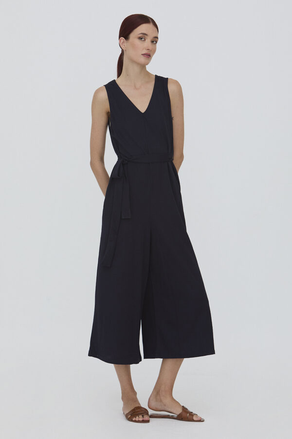Mono con cuello en V anudado en la cintura. Disponible junto a otras marcas en nuestra tienda multimarcas en Badajoz, en el Casco Antiguo.
