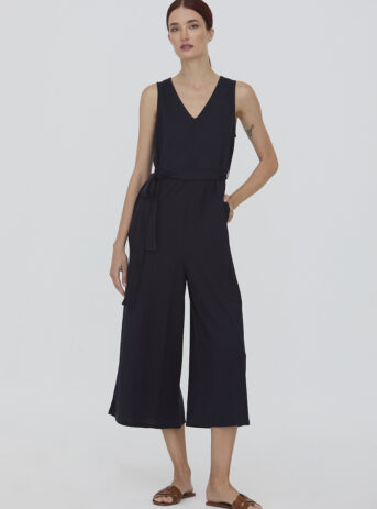 Mono con cuello en V anudado en la cintura. Disponible junto a otras marcas en nuestra tienda multimarcas en Badajoz, en el Casco Antiguo.