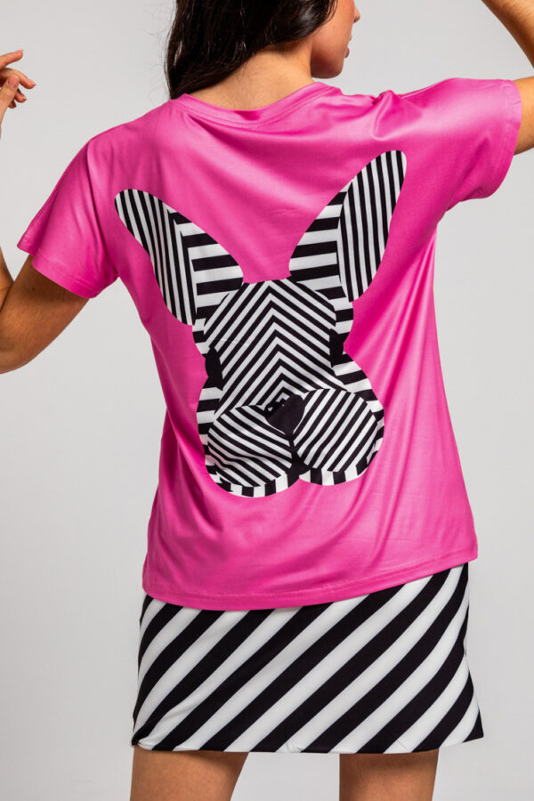 Camiseta rosa con conejo de rayas en la espalda y detalle de corazón en el lateral.