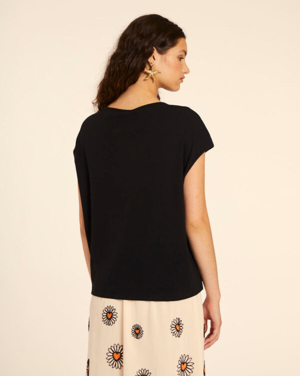 CAMISETA AMPLIA CUELLO PICO NEGRA - Imagen 3