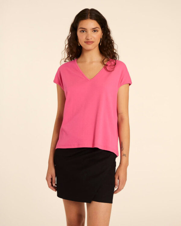 CAMISETA AMPLICA CUELLO PICO PINK