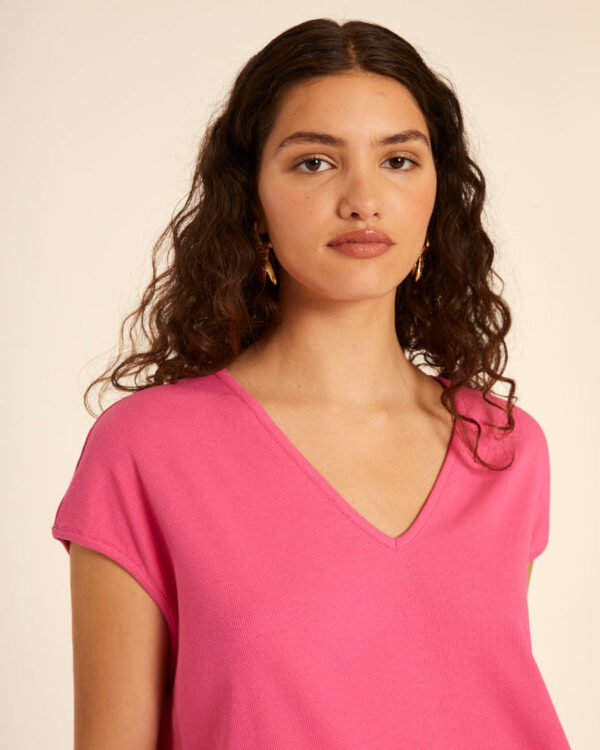 CAMISETA AMPLICA CUELLO PICO PINK - Imagen 2