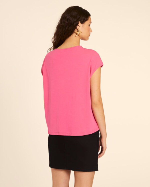 CAMISETA AMPLICA CUELLO PICO PINK - Imagen 3