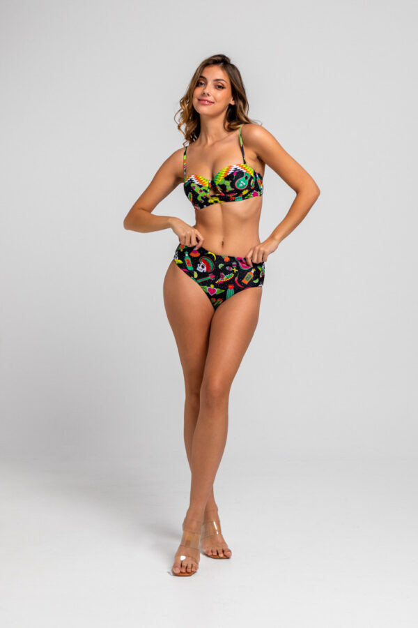 Top de bikini mujer estampado Amor a la Mexicana con calaveras, cactus y colores vivos, disponible en Dulce Locura.