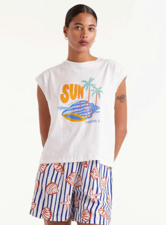 Camiseta con estampado de caracola para mujer. Cómoda, fresca y perfecta para un look casual y veraniego. Disponible en Dulce Locura, moda en Badajoz.