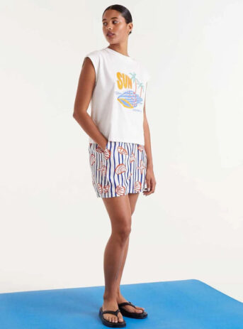 Camiseta con estampado de caracola para mujer. Cómoda, fresca y perfecta para un look casual y veraniego. Disponible en Dulce Locura, moda en Badajoz.