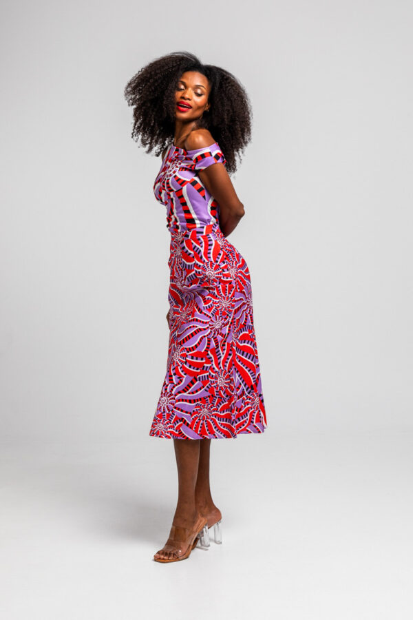 Top asimétrico Hola Caracola, estampado geométrico en lilas, rojos y blancos, con frunces y escote de un solo hombro. Disponible en Dulce Locura.