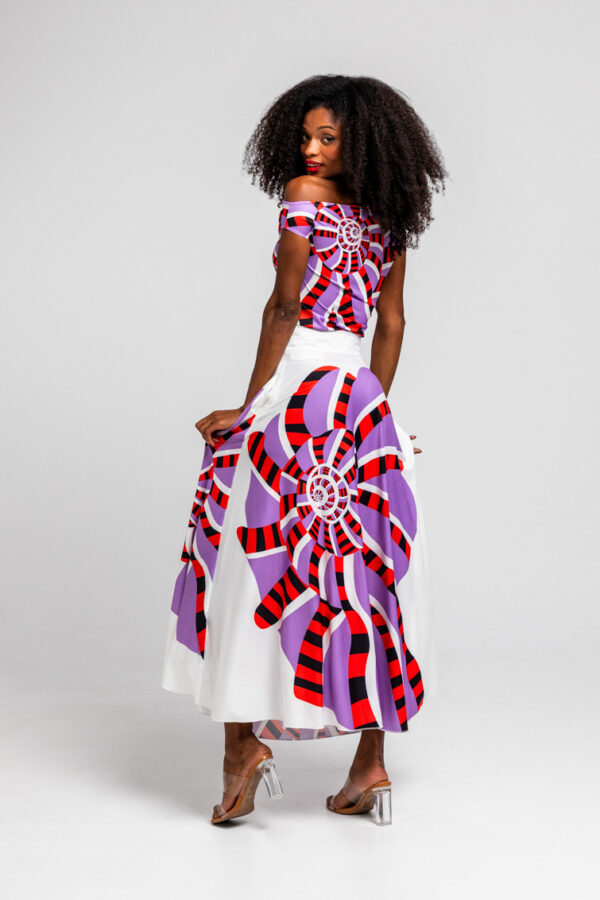 Top asimétrico Hola Caracola, estampado geométrico en lilas, rojos y blancos, con frunces y escote de un solo hombro. Disponible en Dulce Locura.