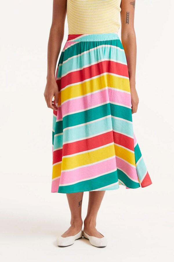 Falda midi de crepé ligero con estampado de rayas Colour Wave, cintura elástica y bolsillos. Disponible en Dulce Locura, tienda de moda en Badajoz.