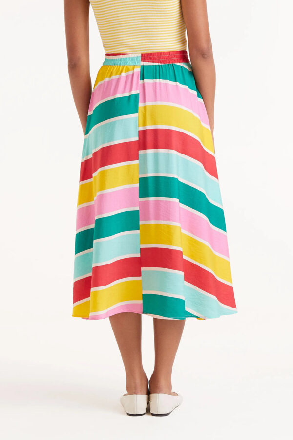 Falda midi de crepé ligero con estampado de rayas Colour Wave, cintura elástica y bolsillos. Disponible en Dulce Locura, tienda de moda en Badajoz.