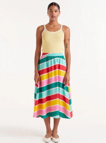 Falda midi de crepé ligero con estampado de rayas Colour Wave, cintura elástica y bolsillos. Disponible en Dulce Locura, tienda de moda en Badajoz.