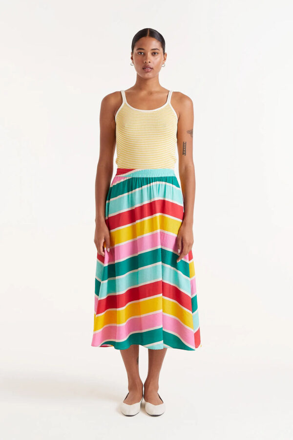 Falda midi de crepé ligero con estampado de rayas Colour Wave, cintura elástica y bolsillos. Disponible en Dulce Locura, tienda de moda en Badajoz.