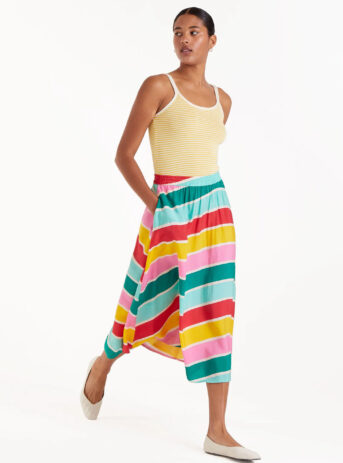 Falda midi de crepé ligero con estampado de rayas Colour Wave, cintura elástica y bolsillos. Disponible en Dulce Locura, tienda de moda en Badajoz.