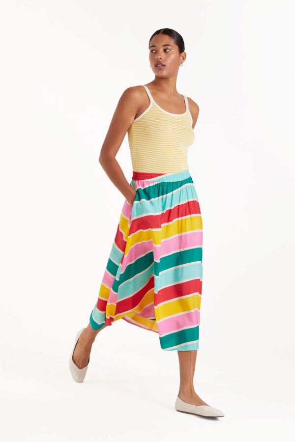 Falda midi de crepé ligero con estampado de rayas Colour Wave, cintura elástica y bolsillos. Disponible en Dulce Locura, tienda de moda en Badajoz.