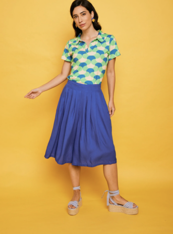 Falda pantalón azul para mujer con tejido fluido y corte cómodo. Disponible en Dulce Locura, tienda de moda en Badajoz.
