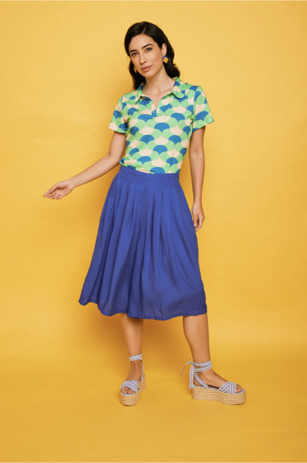 Falda pantalón azul para mujer con tejido fluido y corte cómodo. Disponible en Dulce Locura, tienda de moda en Badajoz.
