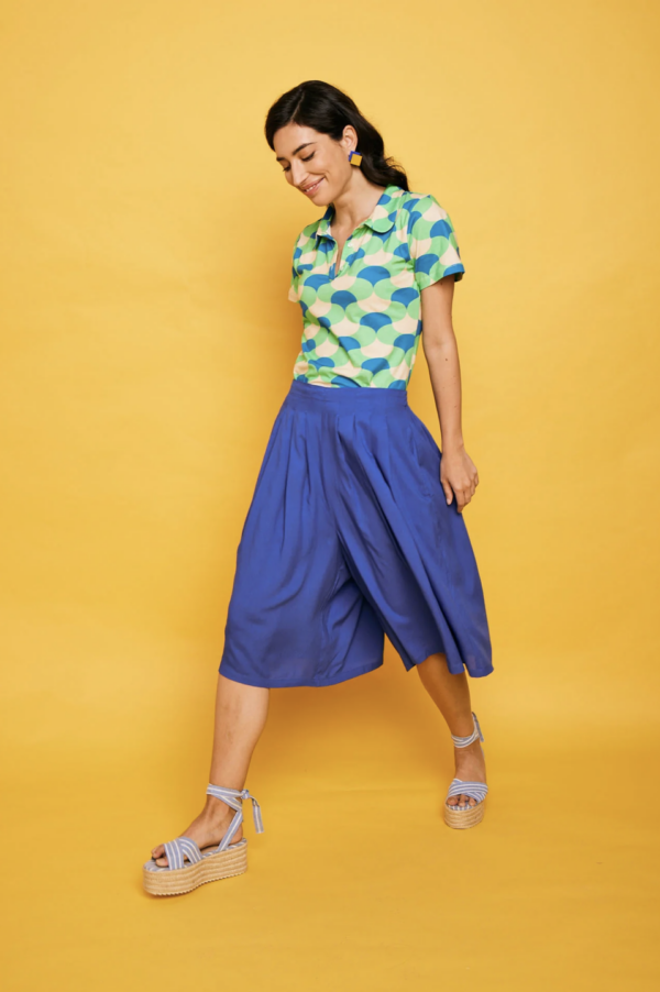 Falda pantalón azul para mujer con tejido fluido y corte cómodo. Disponible en Dulce Locura, tienda de moda en Badajoz.