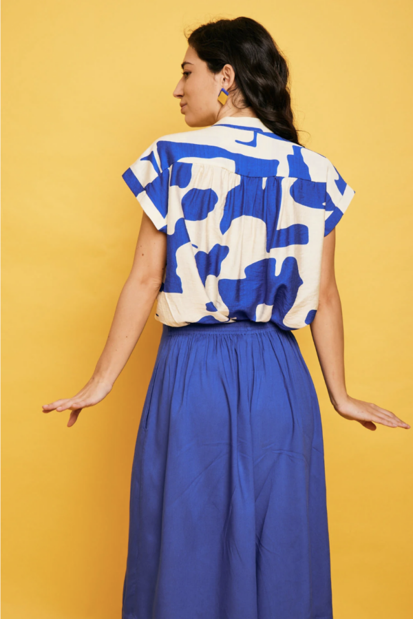 Falda pantalón azul para mujer con tejido fluido y corte cómodo. Disponible en Dulce Locura, tienda de moda en Badajoz.