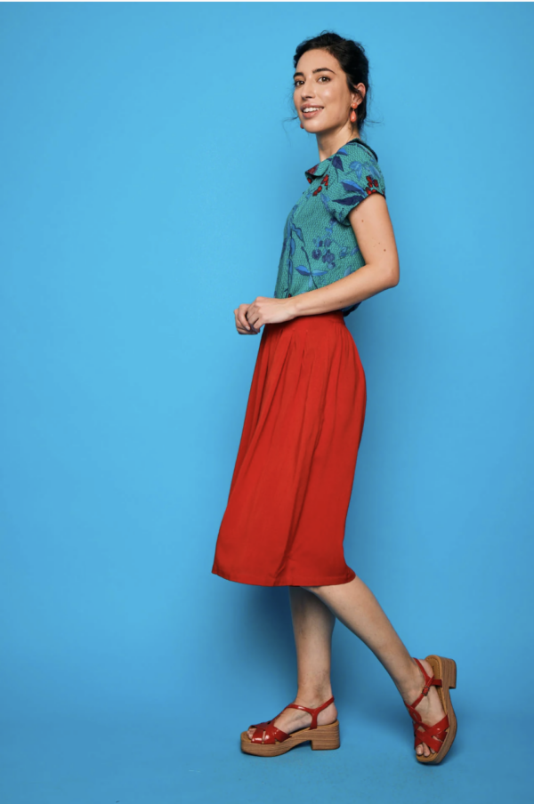 Falda pantalón roja de tejido fluido para mujer, diseño cómodo y con estilo. Disponible en Dulce Locura, tienda de moda en Badajoz.