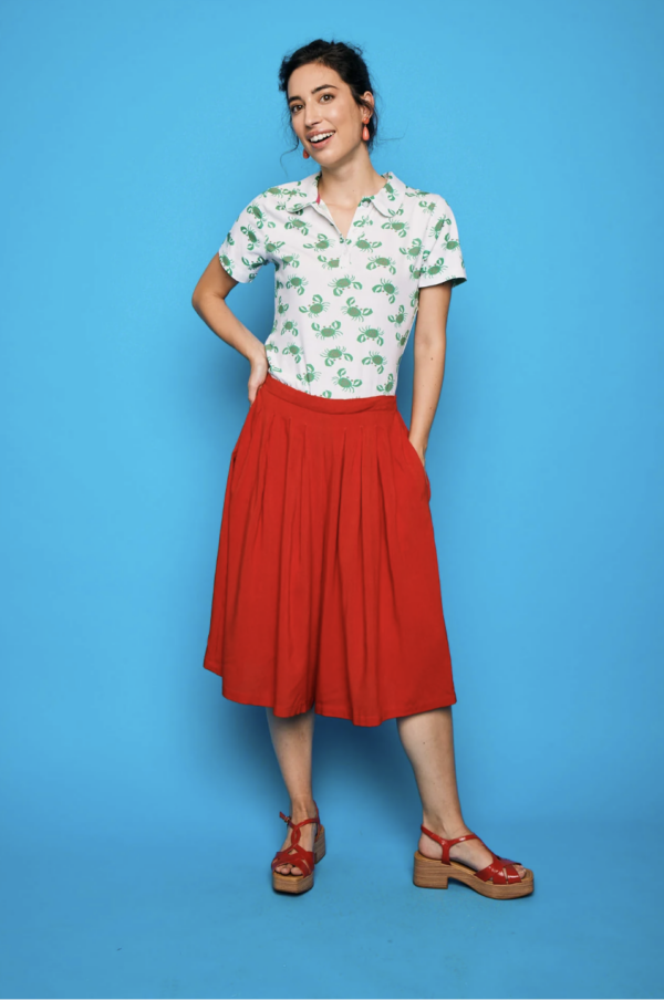 Falda pantalón roja de tejido fluido para mujer, diseño cómodo y con estilo. Disponible en Dulce Locura, tienda de moda en Badajoz.