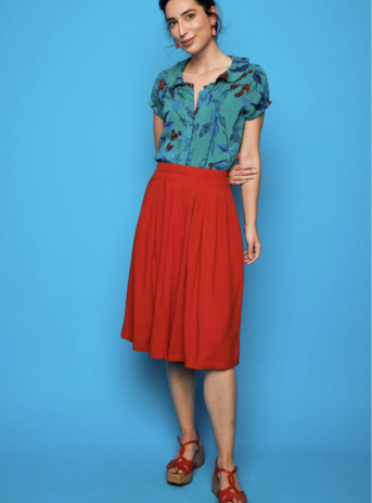 Falda pantalón roja de tejido fluido para mujer, diseño cómodo y con estilo. Disponible en Dulce Locura, tienda de moda en Badajoz.