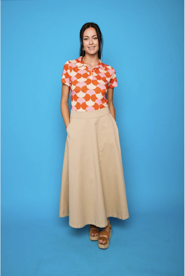 Falda Suance Beige de corte midi evasé, diseño fluido y elegante. Disponible en Dulce Locura, moda femenina en Badajoz.