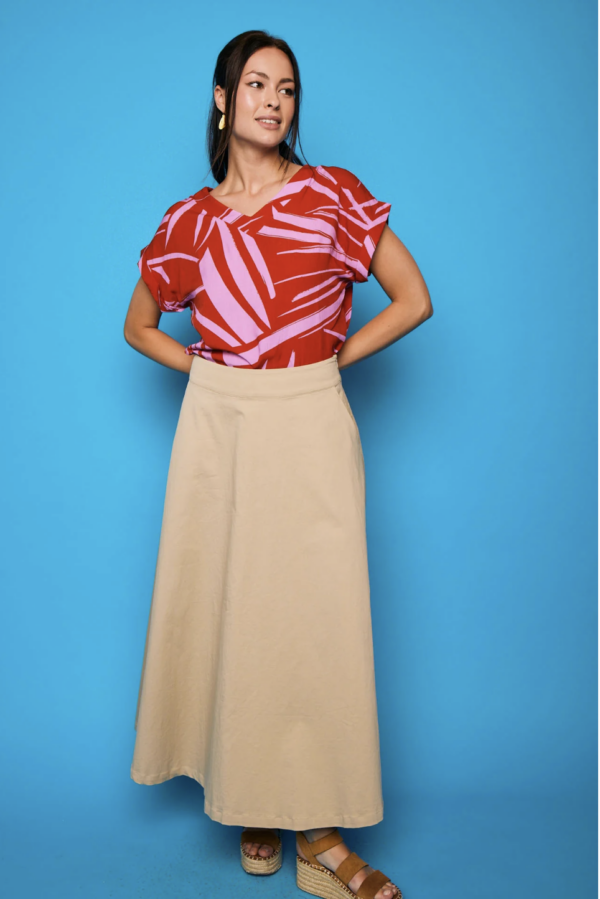 Falda Suance Beige de corte midi evasé, diseño fluido y elegante. Disponible en Dulce Locura, moda femenina en Badajoz.