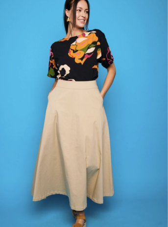 Falda Suance Beige de corte midi evasé, diseño fluido y elegante. Disponible en Dulce Locura, moda femenina en Badajoz.