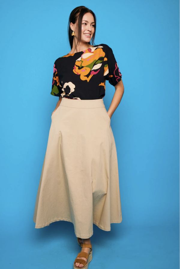 Falda Suance Beige de corte midi evasé, diseño fluido y elegante. Disponible en Dulce Locura, moda femenina en Badajoz.