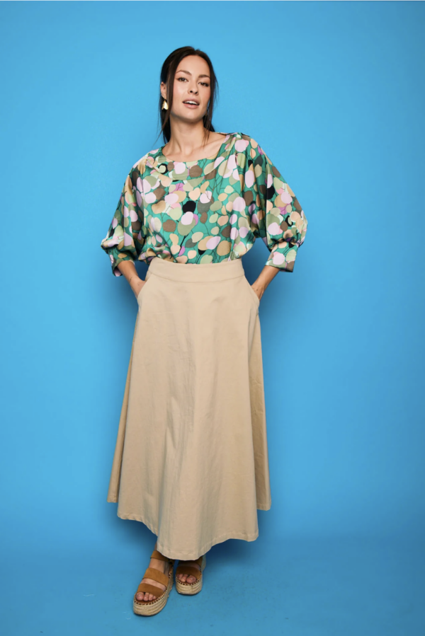 Falda Suance Beige de corte midi evasé, diseño fluido y elegante. Disponible en Dulce Locura, moda femenina en Badajoz.