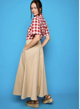 Falda Suance Beige de corte midi evasé, diseño fluido y elegante. Disponible en Dulce Locura, moda femenina en Badajoz.