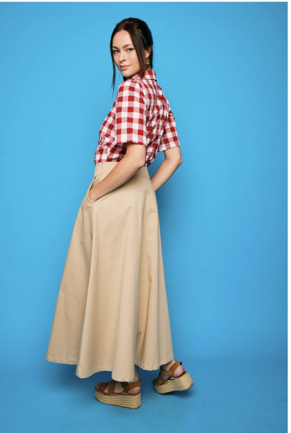 Falda Suance Beige de corte midi evasé, diseño fluido y elegante. Disponible en Dulce Locura, moda femenina en Badajoz.