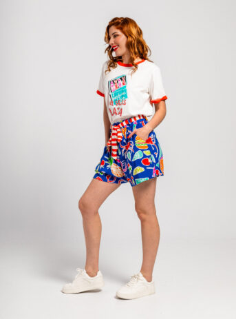 Camiseta unisex blanca con ribetes rojos, ilustración de lata de sardinas y frase No seas lata. Disponible en Dulce Locura, tienda de moda en Badajoz.