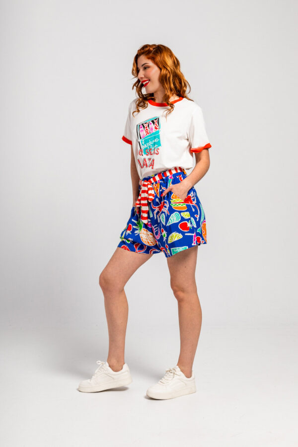 Camiseta unisex blanca con ribetes rojos, ilustración de lata de sardinas y frase No seas lata. Disponible en Dulce Locura, tienda de moda en Badajoz.