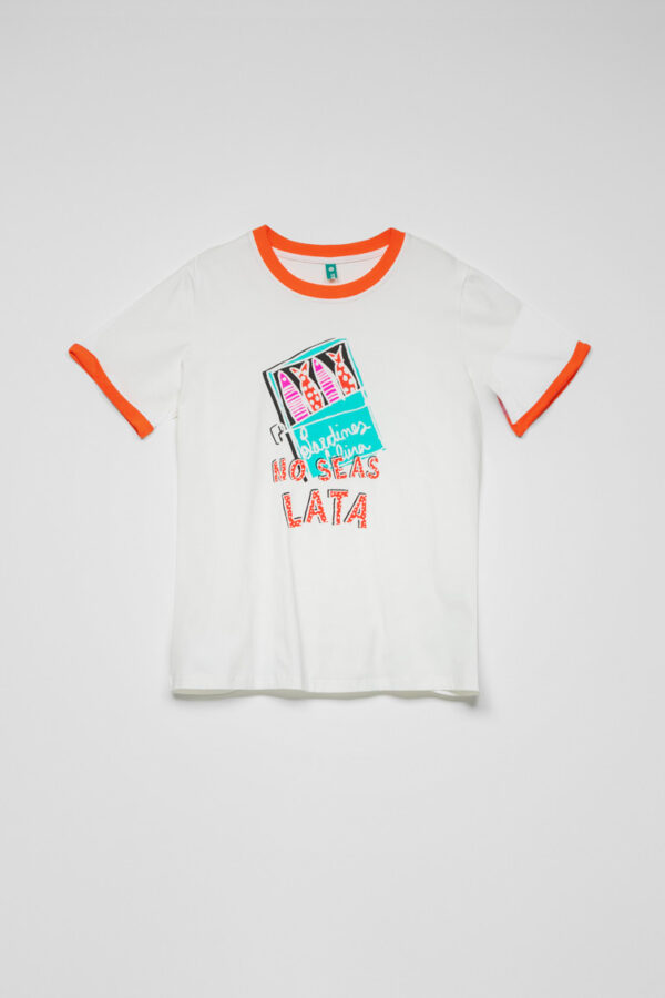 Camiseta unisex blanca con ribetes rojos, ilustración de lata de sardinas y frase No seas lata. Disponible en Dulce Locura, tienda de moda en Badajoz.