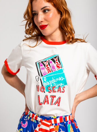 Camiseta unisex blanca con ribetes rojos, ilustración de lata de sardinas y frase No seas lata. Disponible en Dulce Locura, tienda de moda en Badajoz.