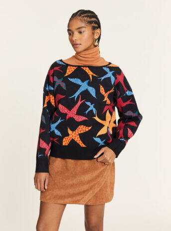 Jersey de pájaros Pepa Loves con cuello barco, manga larga recta y puños shirred. Disponible en Dulce Locura, tienda de moda en Badajoz.