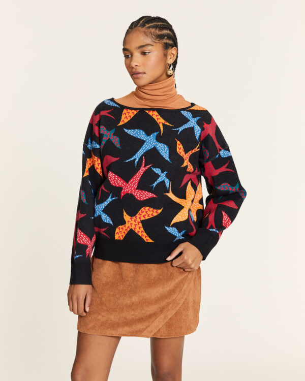 Jersey de pájaros Pepa Loves con cuello barco, manga larga recta y puños shirred. Disponible en Dulce Locura, tienda de moda en Badajoz.